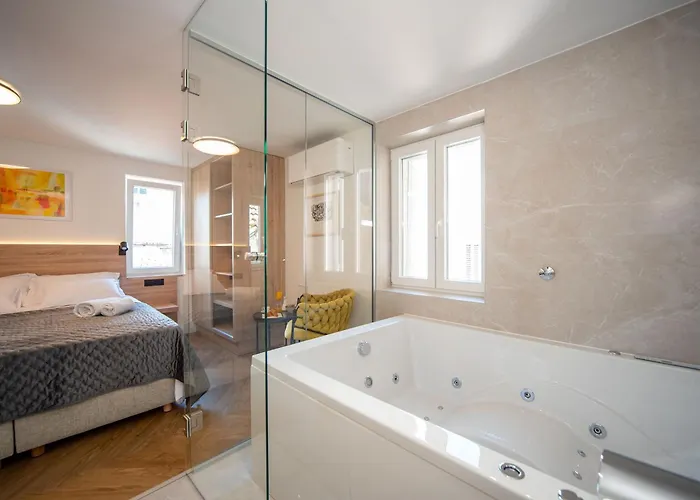 Lu Heritage & Palace 4* سبليت